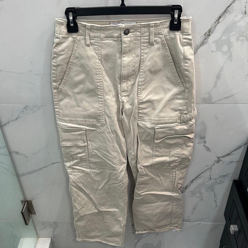 Women’s Cream Hollister California Ultra High Rise Cargo Pants Size Medium.